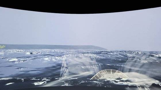 경상남도 진해에 위치한 해군 교육사령부 조함훈련장에서 지난 4일 통제관이 ″파고 6m″라고 명령하자 대형 화면에 갑자기 파도가 넘실대는 영상이 나오면서 모형 함정이 요동을 치는 듯한 느낌을 받았다.