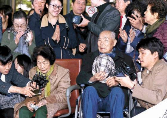 윤석열 정부 출범 이후 한일 양국은 강제징용 문제의 해법을 도출하기 위한 협의를 이어가고 있다. 협상 과정에서 일본은 이번 합의의 최종성과 불가역성을, 한국 측은 일본의 성의있는 호응을 요구하며 상호 이견을 조율하고 있다. 중앙포토