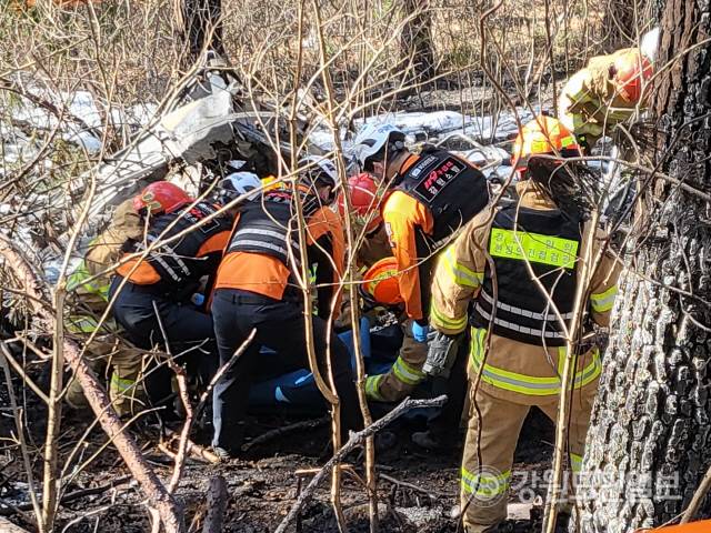 ▲ 27일 오전 10시 50분 쯤 양양군 현북면 어성전리 명주사 인근에서 야산에서 S-58T 기종의 중형 임차헬기가 추락했다.  소방당국은 추락 현장에서 시신 5구를 수습했다고 밝혔다.