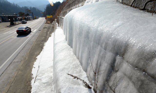 ▲ 춘천 남산면의 한 도로가에 얼음이 얼어있다. [강원도민일보 자료사진]