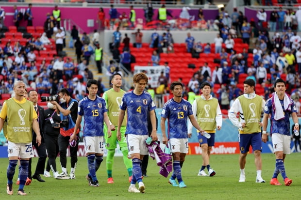27일 오후(현지시간) 카타르 알라이얀 아흐메드 빈 알리 스타디움에서 열린 2022 카타르 월드컵 조별리그 E조 2차전 일본과 코스타리카의 경기에서 1대 0으로 패한 일본 선수들이 아쉬운 표정을 짓고 있다. 사진=뉴스1