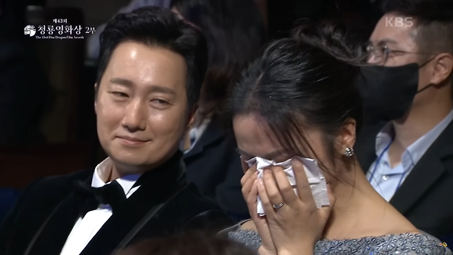 지난 25일 열린 제43회 청룡영화상 시상식에서 배우 탕웨이가 정훈희와 라포엠이 ‘안개’를 부르기 시작하자 눈물을 터뜨렸다. KBS 유튜브 갈무리.