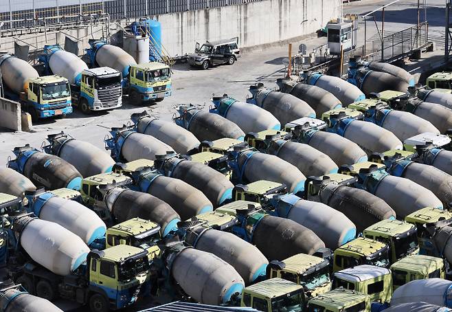 파업 동참한 레미콘 민주노총 공공운수노조 화물연대본부가 총파업에 돌입한 지 나흘째인 27일 경기 안양시 한 레미콘 업체에 레미콘 차량들이 주차돼 있다. 연합뉴스