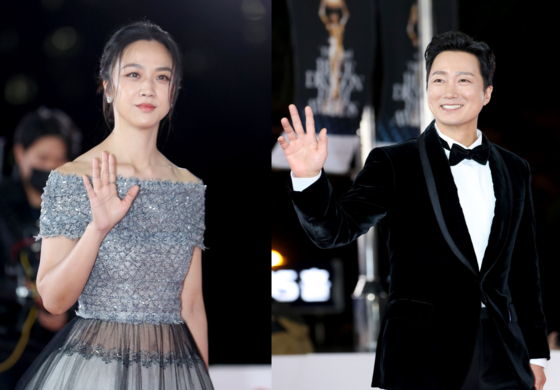 Actors Tang Wei, left, and Park Hae-il attend the red carpet event of the 2022 Blue Dragon Film Awards at KBS Hall in western Seoul on Friday. The two were each named Best Actor and Best Actress for their performances on romance thriller "Decision to Leave" (2022). [NEWS1]