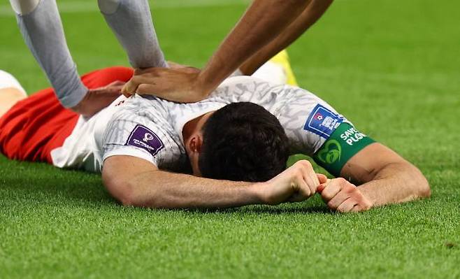 득점 후 그라운드에 누워 눈물을 흘리는 로베르트 레반도프스키.&nbsp; 로이터 연합&nbsp;