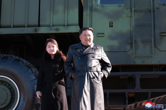 김정은 국무위원장이 지난 18일 있었던 대륙간탄도미사일(ICBM) '화성-17형' 발사에 참여했던 공로자들과 기념촬영하는 모습. 이날도 둘째 딸과 동행했다. 연합뉴스