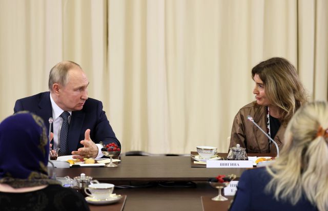 블라디미르 푸틴 러시아 대통령이 지난 25일(현지시간) 모스크바 외곽에서 동원병들 어머니들을 만나고 있다. AP/연합뉴스