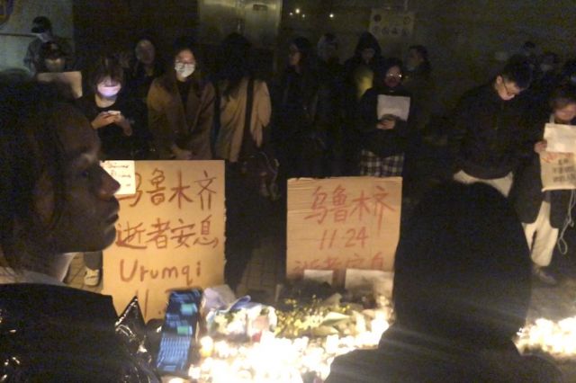 지난 26일(현지시간) 중국 상하이에서 당국의 고강도 코로나19 방역 정책에 반대하는 시위가 열리고 있다. AP/뉴시스