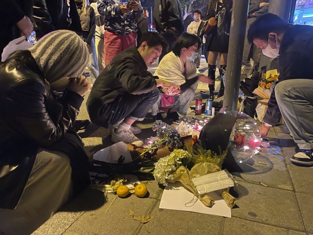 지난 26일 중국 상하이에서 신장 우루무치 화재 희생자를 추모하는 시위가 벌어졌다. AP/뉴시스