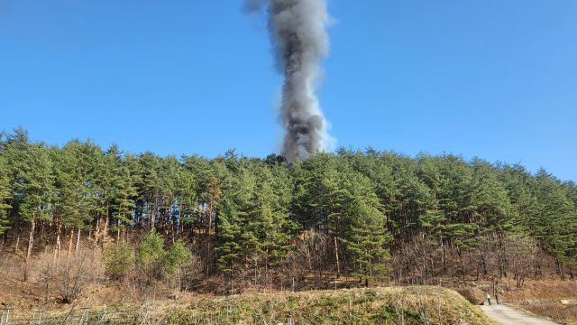 27일 오전 10시 50분쯤 양양군 현북면 어성전리 명주사 인근 야산에서 헬기가 추락해 불과 연기가 치솟고 있다. 연합뉴스