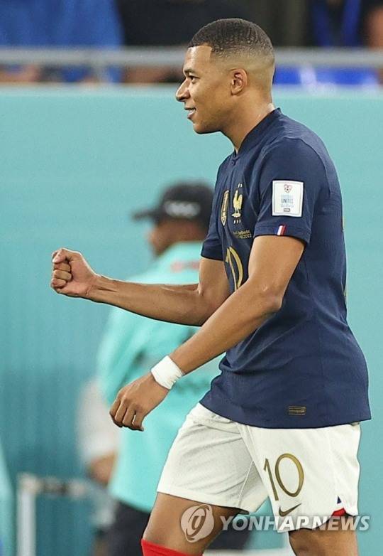 26일(현지시간) 카타르 도하 스타디움 974에서 열린 2022 카타르 월드컵 조별리그 D조 프랑스와 덴마크 경기. 프랑스 킬리안 음바페가 선취골을 넣은 뒤 세리머니를 하고 있다. [사진=연합뉴스]