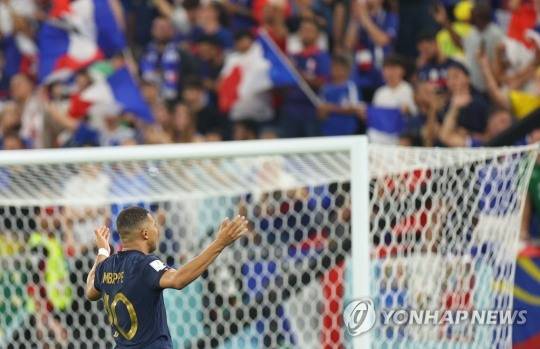킬리안 음바페가 자신의 두번째 골을 성공시킨 뒤 관중들을 향해 손을 흔들며 환호하고 있다. [사진=연합뉴스]