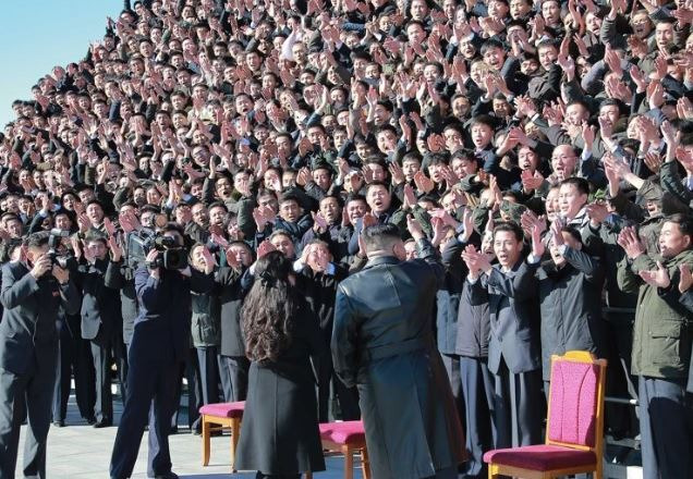 조선중앙통신은 김 위원장이 18일 ICBM 발사장에서 처음 공개했던 둘째 딸과 27일 시험발사 성공에 기여한 공로자들과 함께 기념사진을 찍기 위한 촬영장에 동행했다고 보도했다. / 사진=조선중앙통신, 연합뉴스