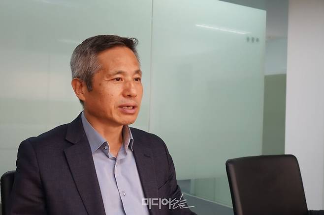 ▲ 이충재 한국일보 주필이 지난 24일 오후 서울 중구 한국일보 사옥 18층 주필실에서 미디어오늘과 인터뷰하고 있다. 사진=김도연 기자.