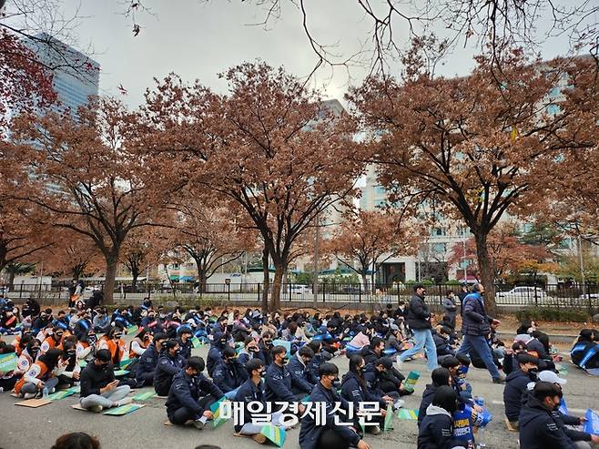 학교 점퍼를 입은 대학생들이 간호법 제정을 반대하며 집회에 참석하고 있다.  <위지혜 기자>