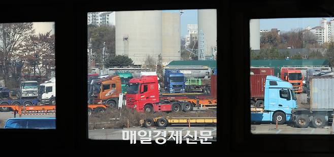 화물연대 총파업 나흘째인 27일 오전 경기도 의왕시 내륙컨테이너기지(ICD)에 화물차들이 주차돼 있다. 2022.11.27 [이승환기자]