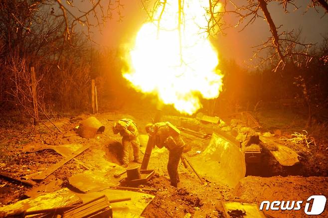 (도네츠크 로이터=뉴스1) 우동명 기자 = 20일(현지시간) 우크라이나 도네츠크 전선에서 병사들이 러시아 군을 향해 박격포를 발사하고 있다. ⓒ 로이터=뉴스1 Copyright (C) 뉴스1. All rights reserved. 무단 전재 및 재배포 금지.