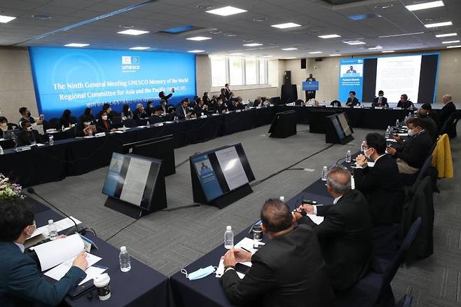 문화재청은 올해 6월 등재 신청한 삼국유사 등 기록물 3점이 경북 안동에서 24일부터 열린 제9차 유네스코 세계기록유산 아시아태평양 지역위원회(MOWCAP, Memory of the World Committee for Asia and the Pacific) 총회 심사를 거쳐 세계기록유산으로 등재됐다고 26일 밝혔다. 아태 지역위원회 총회 현장/사진=문화재청