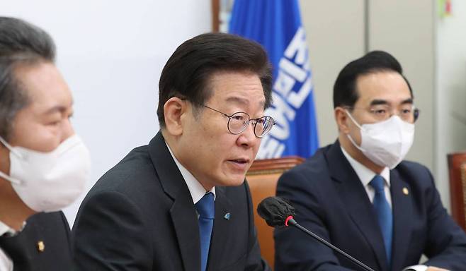 [서울=뉴시스] 전진환 기자 = 이재명 더불어민주당 대표가 25일 오전 서울 여의도 국회에서 열린 최고위원회의에서 발언하고 있다. 2022.11.24.