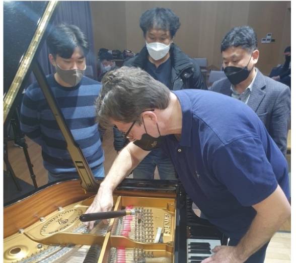 스타인웨이 피아노를 조율하고 있는 모습/사진=삼성문화재단