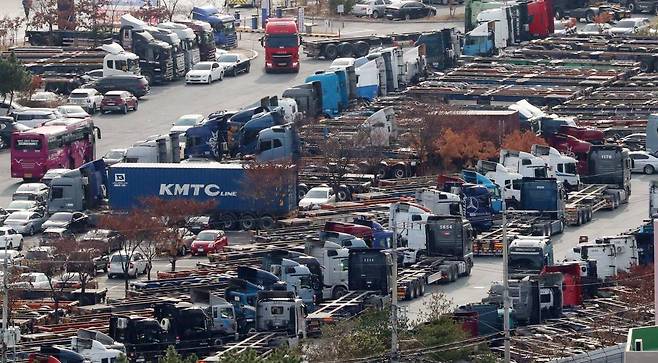 민주노총 공공운수노조 화물연대본부 총파업 이틀째인 25일 부산 남구의 한 주차장에 운행을 멈춘 화물차가 줄지어 서 있다. 화물연대는 안전운임제 일몰제 폐지와 대상 품목 확대 등을 요구하며 총파업에 나섰다. /사진제공=뉴스1