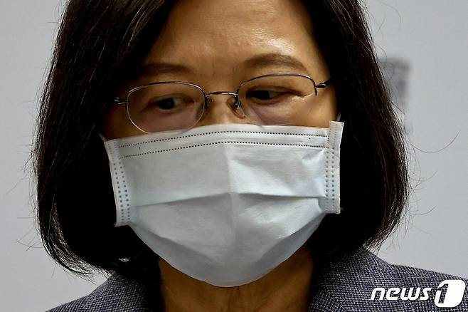 26일(현지시간) 대만 집권 민주진보당(민진당)이 지방선거에서 패배한 가운데 차이잉원 총통이 기자회견을 열고 선거에 대한 책임을 지고 당 주석직에서 사임하겠다고 밝혔다. /로이터=뉴스1