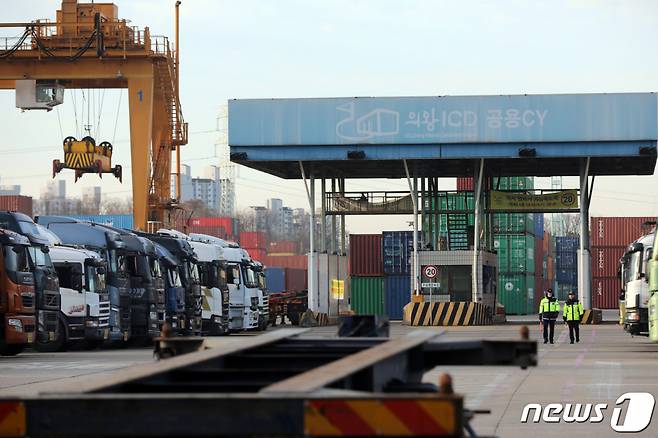 (의왕=뉴스1) 황기선 기자 = 민주노총 공공운수노조 화물연대본부(화물연대)의 집단운송거부(총파업)가 나흘째 이어진 27일 오전 경기 의왕ICD에 적막감이 감돌고 있다.   국토부와 화물연대는 오는 28일 오후 정부세종청사에서 첫 교섭을 진행할 예정이다. 2022.11.27/뉴스1  Copyright (C) 뉴스1. All rights reserved. 무단 전재 및 재배포 금지.