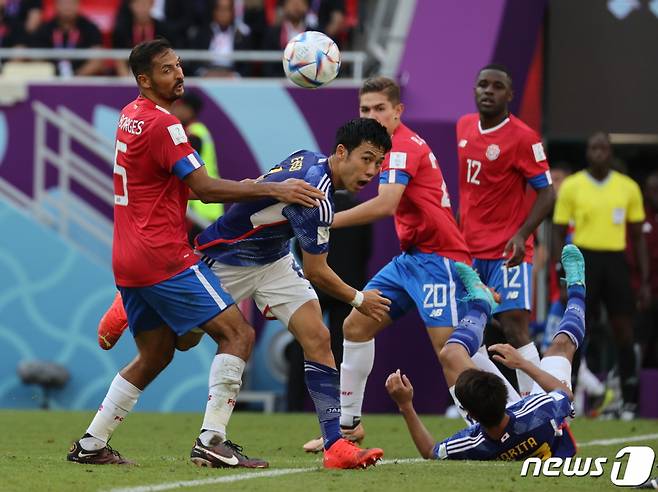 (도하(카타르)=뉴스1) 이광호 기자 = 27일 오후(현지시간) 카타르 알라이얀 아흐메드 빈 알리 스타디움에서 열린 2022 카타르 월드컵 조별리그 E조 2차전 일본과 코스타리카의 경기에서 일본의 엔도가 볼다툼을 하고 있다. 2022.11.27/뉴스1  Copyright (C) 뉴스1. All rights reserved. 무단 전재 및 재배포 금지.