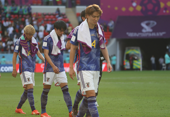 27일(현지시간) 오후 카타르 알라이얀 아흐메드 빈 알리 스타디움에서 열린 열린 2022 카타르 월드컵 조별리그 E조 2차전 일본과 코스타리카의 경기, 코스타리카에 0-1로 패한 일본 선수들이 아쉬운 표정으로 그라운드를 나서고 있다. 뉴시스