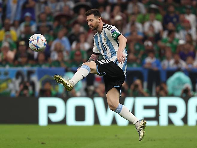 27일 오전(한국시간) 카타르 루사일 스타디움에서 열린 2022 카타르 월드컵 조별리그 C조 2차전 아르헨티나와 멕시코 경기. 아르헨 리오넬 메시가 공을 패스하고 있다. [연합]