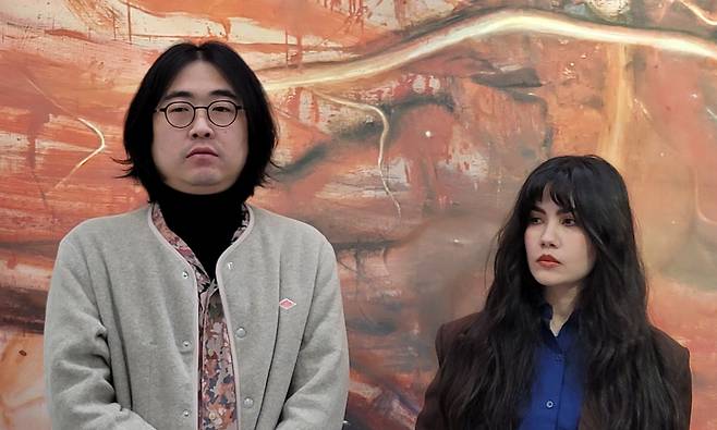 이근민(사진 왼쪽)작가와 멘디 엘-사예 작가 [사진=헤럴드DB]