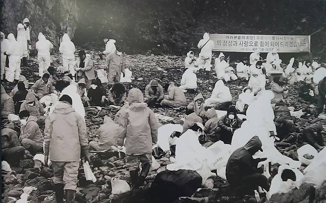 국민 123만명은 2007년 유조선 사고 현장으로 스스로 달려가, 유출된 기름을 일일이 손으로 닦아내고 기름띠를 제거해 나갔다.