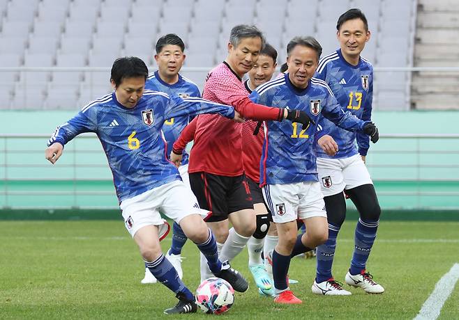 26일 오후 서울월드컵경기장에서 열린 2002년 한일월드컵 개최 20주년 기념 한·일 국회의원 축구대회에서 더불어민주당 김승남 의원이 돌파를 시도하고 있다. [연합]