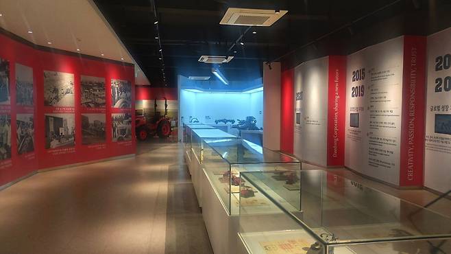 대동 대구 본사에 조성된 대동 역사관. 1947년 그룹 모태인 대동공업 창립 이후 현재까지의 각종 사료가 전시돼 있다. [사진=유재훈 기자]