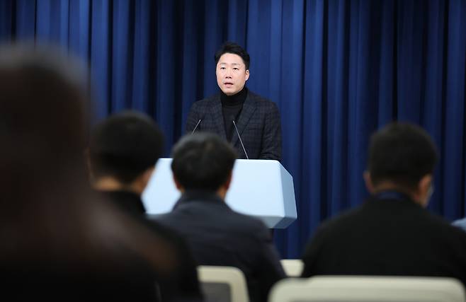 이재명 대통령실 부대변인이 27일 오후 서울 용산 대통령실 청사에서 화물연대 총파업 등 현안 관련 브리핑을 하고 있다. [연합]