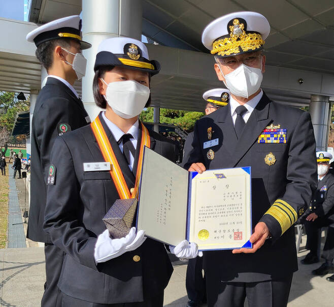 해군참모총장상을 수상한 장나예 하사가 이성열 해군교육사령관과 기념촬영을 하고 있다. *재판매 및 DB 금지