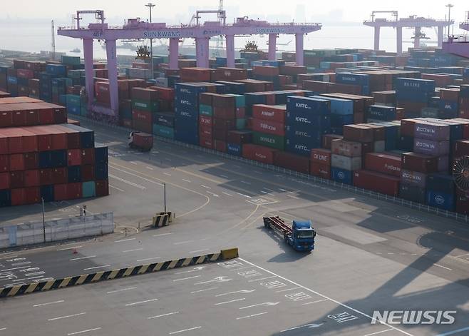 [인천=뉴시스] 김동영 기자 = 24일 오전 인천 연수구 인천신항 컨테이너 터미널이 한산한 모습을 보이고 있다.  2022.11.24. dy0121@newsis.com