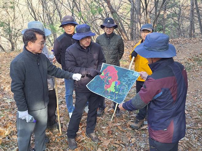 26일 육동한 춘천시장은 국, 소장, 담당 과장 및 직원 등과 함께 춘천시 동면 감정리 산 149-5 시유림 일원을 방문해 치유의 숲 조성 등을 논의했다. 춘천시 제공