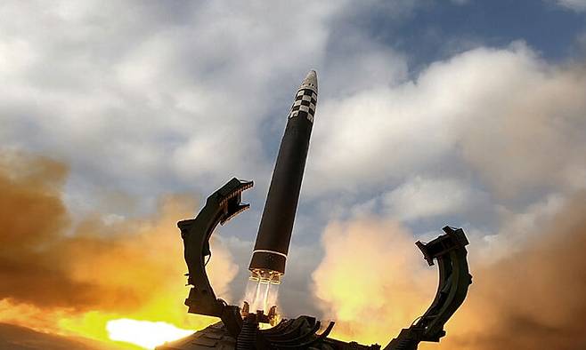 지난 18일 북한의 ‘화성-17형’ 신형 ICBM 시험발사 장면. 평양=노동신문·뉴스1