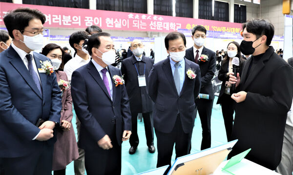 김지철(왼쪽 두번째)충남교육감과 황선조(오른쪽 두번째)선문대 총장이 26일 선문대 아산 캠퍼스 체육관에서 AI·SW 교육 