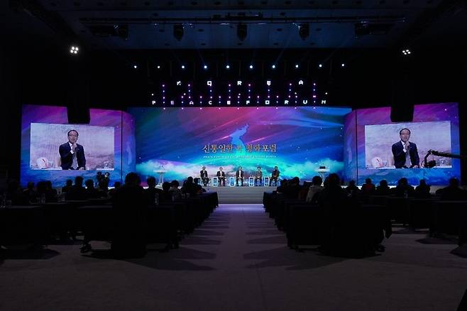 제37회 신통일한국 평화포럼 참석자들이 평화마당에서 이뤄지는 토론을 경청하고 있다. 