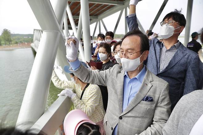 박상돈 천안시장이 지난 4월 성성호수공원 준공식에서 수질을 개선하는 특수토양을 호수에 던지며 더 나은 수질개선사업추진을 약속했다.