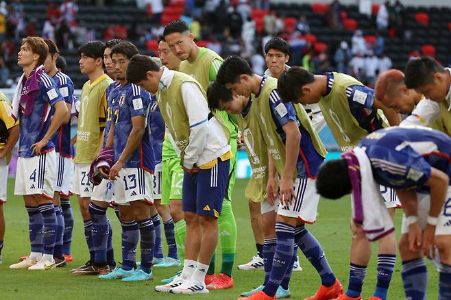 일본 선수들이 코스타리카전 패배 후 관중들에게 고개를 숙여 인사하고 있다. 알라이얀=뉴시스