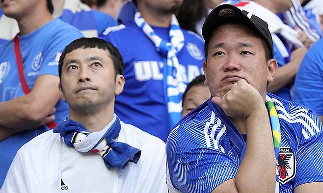 7일(현지시간) 카타르 알라이얀 아흐마드 빈 알리 스타디움에서 열린 2022 카타르 월드컵 조별리그 E조 일본과 코스타리카의 경기에서 일본이 코스타리카에 0-1로 패배하자 일본 관중들이 침울한 표정을 짓고 있다. AP연합뉴스