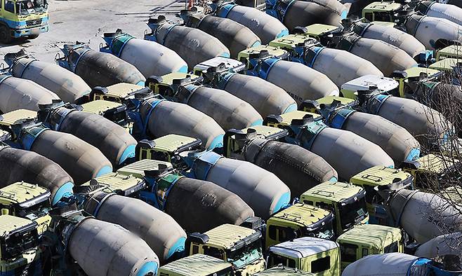 화물연대 총파업 나흘째인 27일 경기도 안양시의 한 레미콘 업체에 레미콘 차량이 주차돼 있다. 연합뉴스