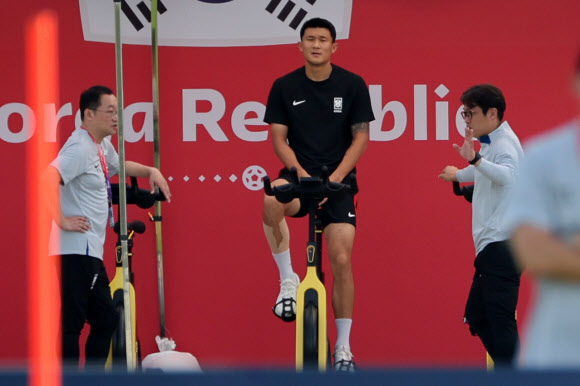 2022 카타르 월드컵 가나전을 하루 앞둔 27일(현지시간) 부상 회복에 전념했던 김민재가 카타르 도하 알에글라 훈련장에서 팀 훈련에서 빠진 채 혼자 자전거를 타고 있다. 2022.11.27 연합뉴스