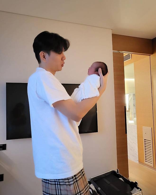 아들 별똥이와 놀며 폭소한 제이쓴.인스타그램 캡처.