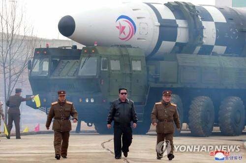 장창하 국방과학원장(왼쪽)과 김정식 군수공업부 부부장(오른쪽) [연합뉴스 자료사진]