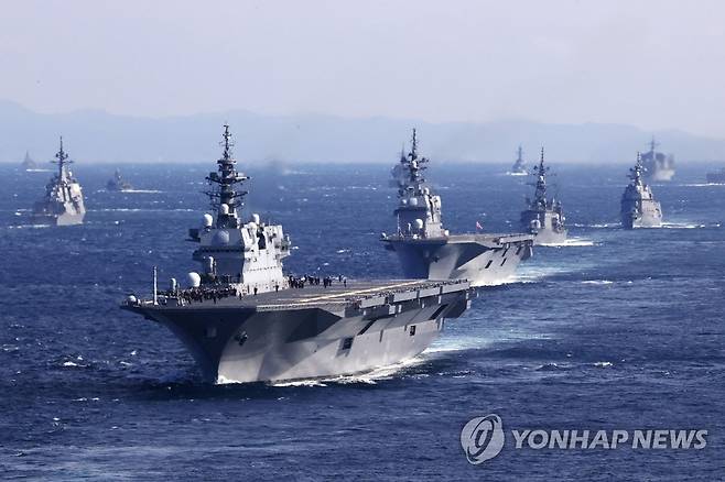국제관함식에서 항행하는 일본 호위함 이즈모 (도쿄 교도=연합뉴스) 일본 해상자위대 주최로 11월 6일 가나가와현 사가미만에서 열린 국제관함식에서 일본 호위함 이즈모(맨 앞) 등 참가국 함정이 항행하고 있다. 2022.11.6 photo@yna.co.kr