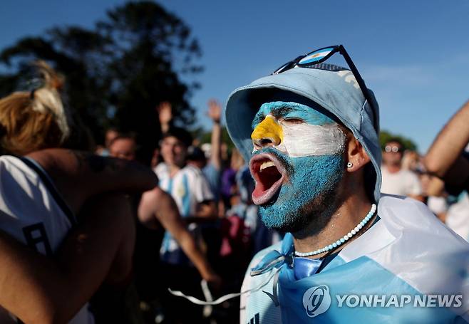 아르헨티나 팔레르모 공원에 모여서 아르헨티나 대표팀을 응원하는 팬들 (부에노스아이레스=로이터 연합뉴스) 26일 아르헨티나 대 멕시코전에서 2대 0으로 아르헨티나가 승리하자 수도 부에노스아이레스 팔레르모 공원에 모여서 대규모 응원을 펼치던 시민들이 서로 얼싸안고 환호하고 있다. 후반 리오넬 메시와 엔소 페르난데스의 득점으로 아르헨티나는 값진 첫 승리를 얻었다. 2022.11.26